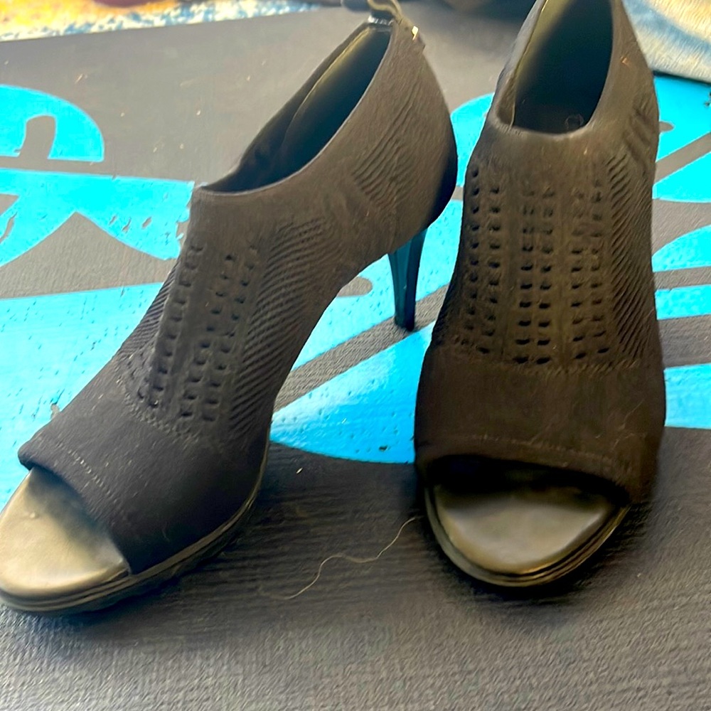 Comfy cute black heels!